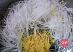 Illustration of how to make spicy and sour papaya mixed with shredded radish 3