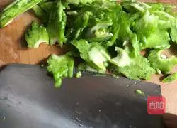 Illustration of how to stir-fry bitter melon with bell pepper 2