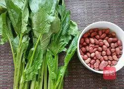 Illustration of how to make spinach and peanuts with vinegar 1