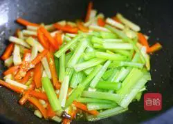 Illustration of how to stir-fry king oyster mushrooms, carrots and celery 9