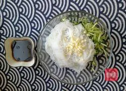 Illustration of how to mix cucumber with vermicelli 4