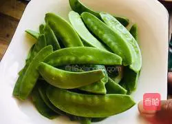 Illustration of how to make fried snow peas 1