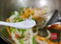 Illustration of how to make vegetarian shredded vegetables 10