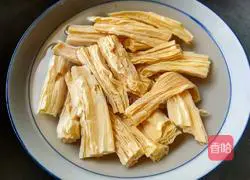 Illustration of how to stir-fry celery with yuba 2