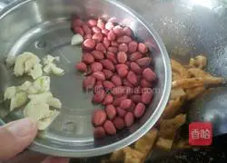 Illustration of how to make spicy hot pot lotus root slices 13