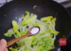 Illustration of how to make fried baby cabbage 4