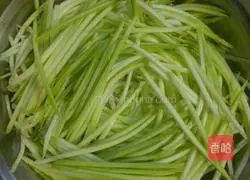 Illustration of how to make shredded zucchini with sesame sauce 2