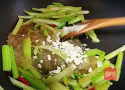 Illustration of the authentic Northeastern specialty quick-hand vegetable celery fried rice noodles 8