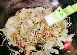 Illustration of how to stir-fry cucumber with mung bean sprouts 14
