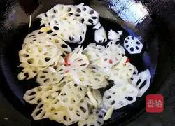Illustration of how to stir-fry lotus root slices 5
