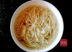 Illustration of how to make cucumber mixed with enoki mushrooms 6