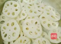 Illustration of how to make stir-fried pork slices with lotus root 4