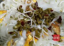 Illustration of how to make stir-fried noodles with eggs and bean sprouts 5