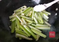 Illustration of how to stir-fry celery with lily and wolfberry 3