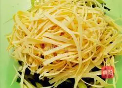 Illustration of how to make cold shredded dried tofu 4