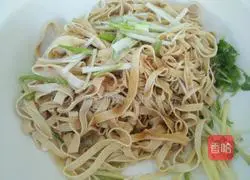 Illustration of how to make cold tofu skin 6