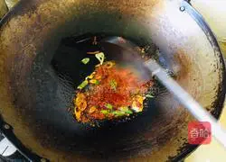 Illustration of how to stir-fry sauerkraut with shredded potatoes 6