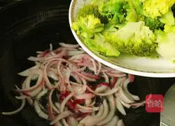 Illustration of how to stir-fry broccoli with onions 9