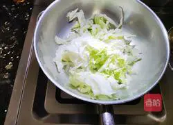 Illustration of how to make cabbage and vermicelli soup 2