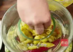 Homemade pickled pepper and bamboo shoots sour and spicy Illustration of how to make appetizer (with old mother's water recipe included) 6