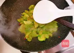 Illustration of how to stir-fry zucchini with chopped pepper 6