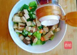 Illustration of how to make cucumber mixed with dried beans 8