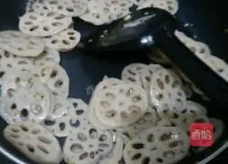 Illustration of how to make stir-fried lotus roots 4