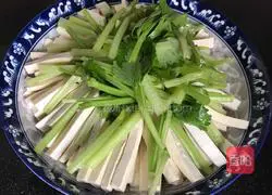 Illustration of how to make celery and dried tofu 4