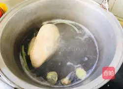 Illustration of how to dip and shred chicken breast in water 2