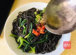 Illustration of how to make spinach with fern root powder 10