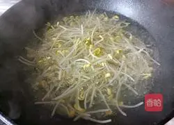 Illustration of how to stir-fry soybean sprouts with lettuce 5