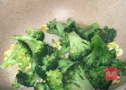 Illustration of how to make oyster sauce, wolfberry and broccoli 8