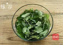 Illustration of how to make cold Houttuynia cordata leaves 2