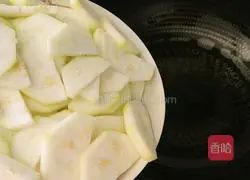 Illustration of how to stir-fry pu melon and fungus 6