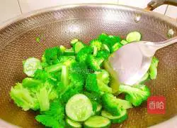 Illustration of how to make green and red flowers 9