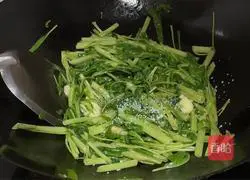 Illustration of how to make stir-fried water spinach 6