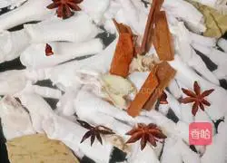 Illustration of how to make pickled pepper chicken feet 4