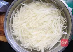 Illustration of how to make green pepper and potato shreds 2