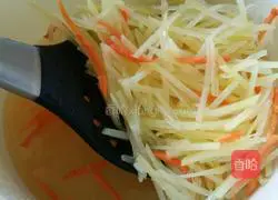 Illustration of making fish-flavored potato shreds 2