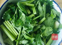 Illustration of how to make celery syrup 1