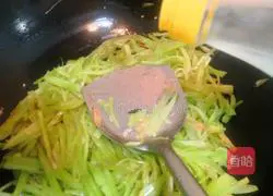 Illustration of how to make spicy shredded lettuce 7