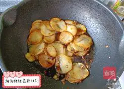 Illustration of how to braise potato slices in dry pot sauce 8