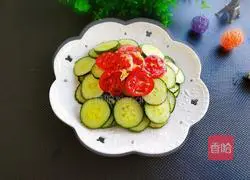 Illustration of how to make tomatoes mixed with cucumbers 1