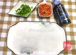 Illustration of how to steam vermicelli with chopped pepper and enoki mushroom 2