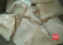 Illustration of how to make two-color meat jelly 3