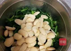 Illustration of how to make white kidney beans mixed with spinach 10
