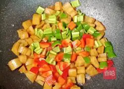 Illustration of how to stir-fry lotus root with double pepper 9