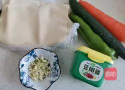 Illustration of how to make plain rolls with three shreds dipped in pickles 1