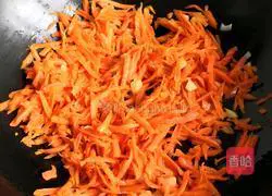Illustration of how to stir-fry bean sprouts with shredded carrots 4