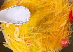 Illustration of how to make shredded potatoes in vinegar 6